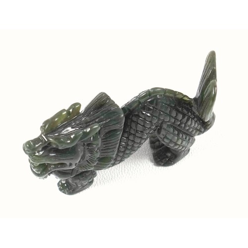 197 - Green jade carved in the form of a dragon, length 5.5 cm