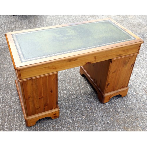 333 - Victorian style pine pedestal desk with a gilt tooled leather top and 9 drawers, on bracket feet, W.... 