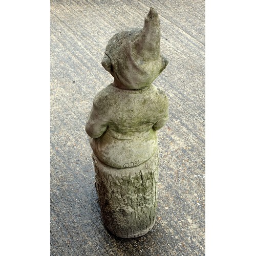 341 - DSL composition figure of a laughing gnome, sitting on a tree trunk base, H 96cm