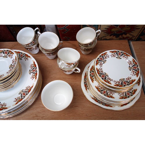 204 - A Colclough bone china dinner service comprising 8 dinner plates, 8 soup bowls, 8 dessert plates, 9 ... 