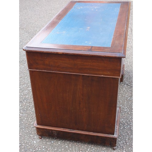 225 - Victorian walnut pedestal desk with 9 drawers and a blue inset top, 72 x 120 x 59cm overall