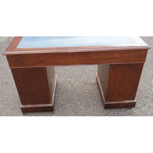 225 - Victorian walnut pedestal desk with 9 drawers and a blue inset top, 72 x 120 x 59cm overall