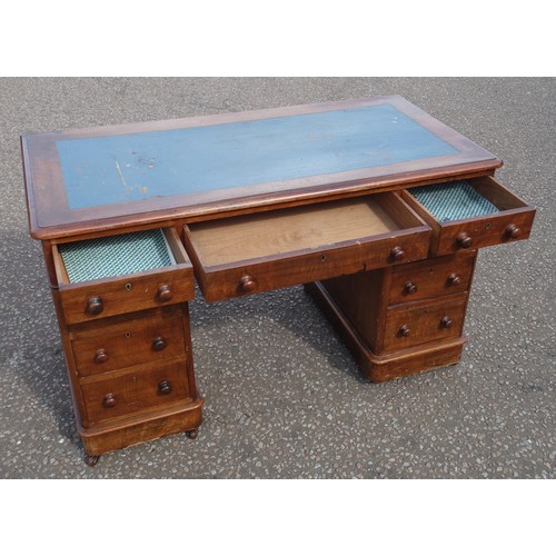 225 - Victorian walnut pedestal desk with 9 drawers and a blue inset top, 72 x 120 x 59cm overall