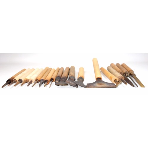 58 - 19 gold finishing hand tools comprising pallets and gouges. (19)