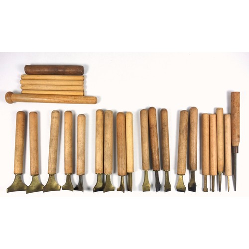 61 - 19 gold finishing hand tools comprising pallets and gouges, and 5 spare handles. (24)