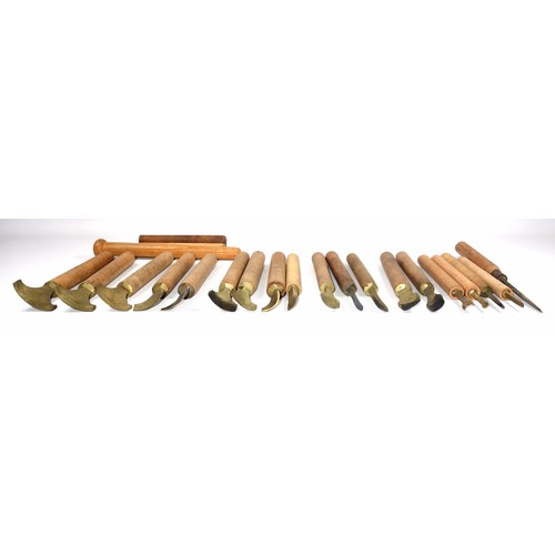 61 - 19 gold finishing hand tools comprising pallets and gouges, and 5 spare handles. (24)