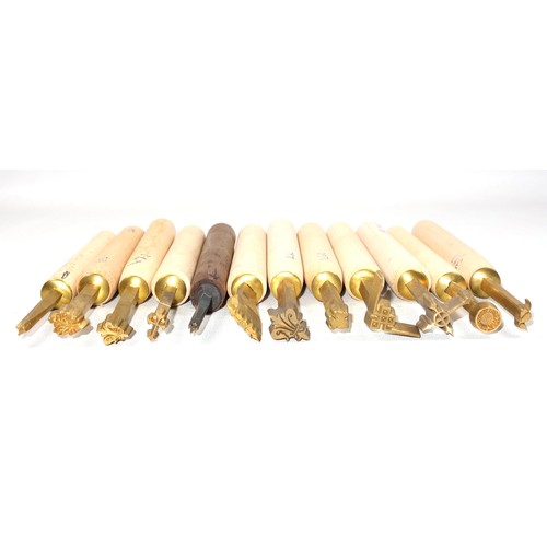 69 - 12 decorative gold finishing hand tools. (12)