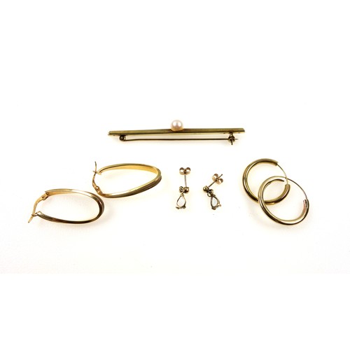80 - Continental yellow metal bar brooch set cultured pearl, stamped 