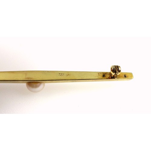 80 - Continental yellow metal bar brooch set cultured pearl, stamped 