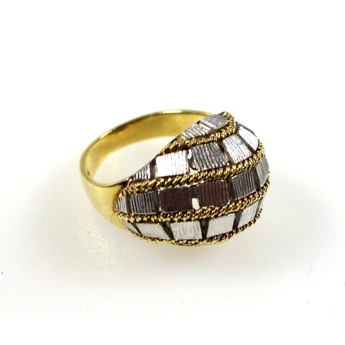 89 - Yellow and white metal ring with reeded and rope twist decoration, stamped 