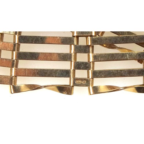 151 - 9ct gold gate link bracelet with heart-shaped padlock, 12.5 grams