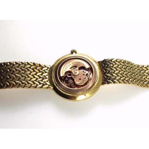 173 - A Lady's 18ct gold Omega automatic bracelet watch, with a circular shaped case, diameter 28mm overal... 