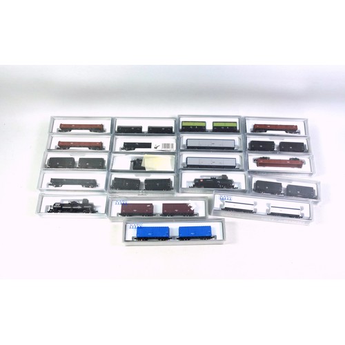 50 - 9 Kato N Gauge duo wagon packs, and 11 other wagons, all in clear plastic cases. (29 wagons total, 2... 