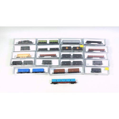 51 - 8 Kato N Gauge duo wagon packs, 11 other wagons, all in clear plastic cases, and a loose Tomix wagon... 