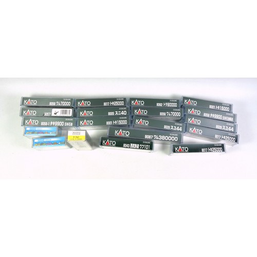 52 - 6 Kato N Gauge duo wagon packs, and 13 other wagons, all in clear plastic cases. (25 wagons total, 1... 