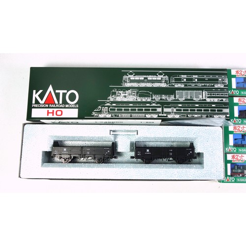 63 - Pair of Kato HO Gauge wagons, boxed; N Gauge Pocket Line Series Steam Locomotive set comprising loco... 