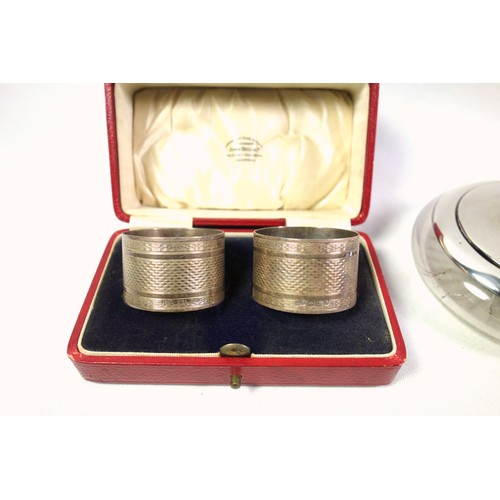 127 - Pair of George V silver napkin rings, with engine turned decoration and vacant cartouches, by Emile ... 