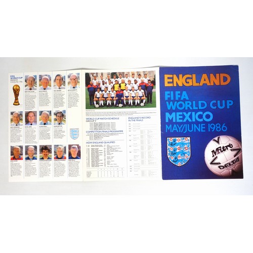 520 - Signed FIFA World Cup Mexico 1986 England gatefold brochure, the three fold brochure, signed by all ... 