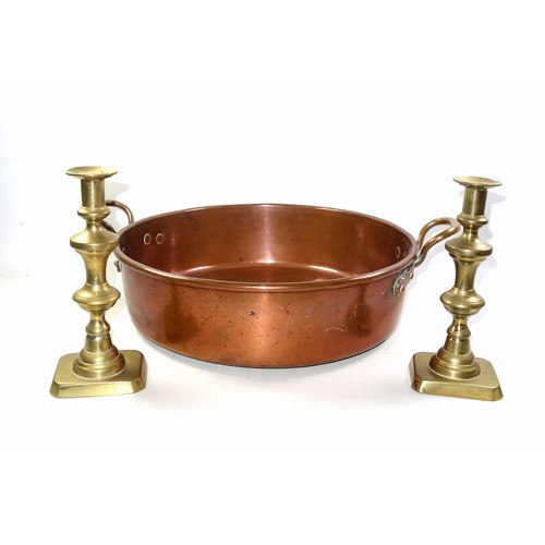 525 - Victorian copper preserve pan with 2 handles, W.54.5cm overall, and a pair of brass candlesticks, ea... 