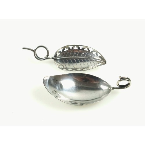 452 - George III silver caddy spoon with a plain leaf shaped bowl and wire-work handle, by Elizabeth Mosle... 