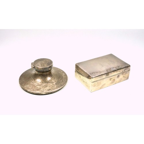 484 - George V silver capstan inkwell, the hinged cover enclosing a fixed glass liner, by William Neale & ... 