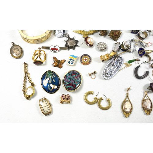 526 - A quantity of costume jewellery to include pearl necklaces, brooches, watches, earrings and military... 