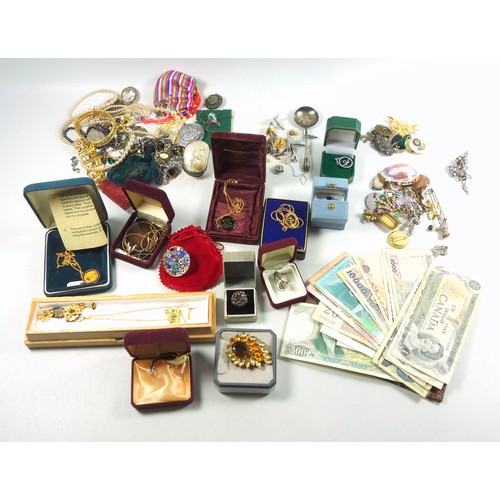 529 - Quantity of necklaces, brooches, other costume jewellery, other items, and 21 Foreign banknotes. (a ... 