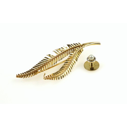 540 - 18ct gold fern leaf brooch, damaged, 4.1 grams and a 15ct gold, platinum and seed pearl dress stud, ... 