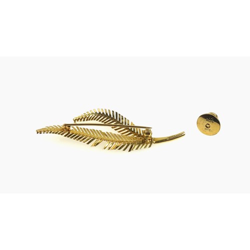 540 - 18ct gold fern leaf brooch, damaged, 4.1 grams and a 15ct gold, platinum and seed pearl dress stud, ... 