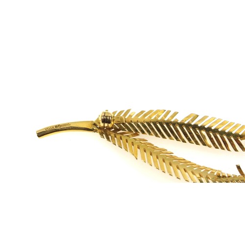 540 - 18ct gold fern leaf brooch, damaged, 4.1 grams and a 15ct gold, platinum and seed pearl dress stud, ... 