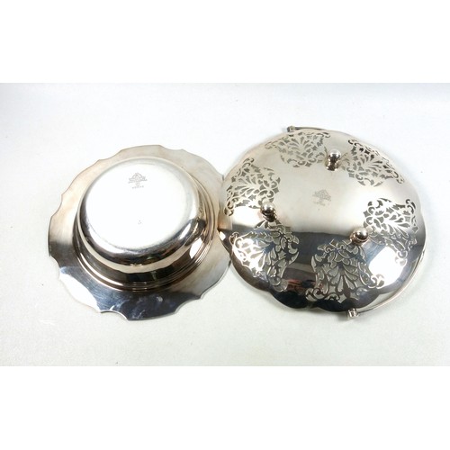 474 - George V & VI silver matched condiment set, comprising 2 pepperettes, 2 salt cellars, each with a sp... 