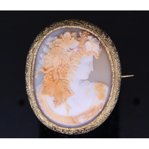 7 - ANTIQUE VICTORIAN LARGE SHELL CAMEO BROOCH, set with a carved shell cameo of the buste of a woman, w... 