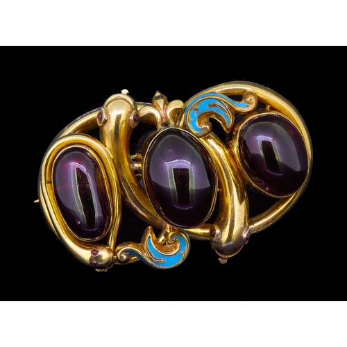 60 - IMPORTANT ANTIQUE VICTORIAN GARNET, ENAMEL AND TRIPLE SNAKE BROOCH, in precious yellow metal. Set wi... 