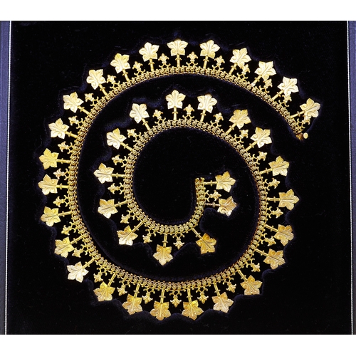 40 - IMPORTANT ANTIQUE VICTORIAN FLORAL DORP NECKLACE, the fancy link necklace alternated with fleur-de-l... 