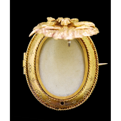 365 - RARE AUCTRALIAN LOCKET BROOCH, in yellow metal. The front decorated in relief with a kangaroo and an... 