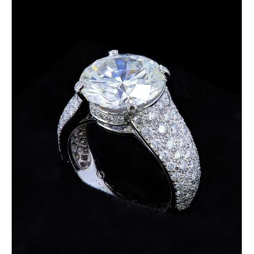 116 - CARTIER, HIGHLY IMPORTANT 6.36 CT. G/IF DIAMOND RING, in platinum. Set with a central round brillian... 