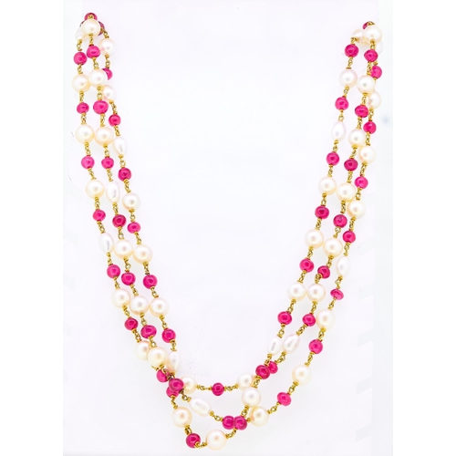 303 - PEARL AND RED BEAD LONGCHAIN NECKLACE, alternatedly set with a pearl and a red bead. L. 122 cm. 44.5... 