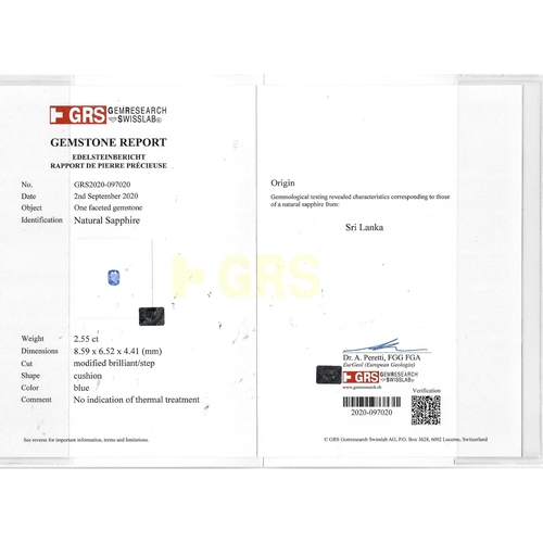 52 - CERTIFICATED SAPPHIRE AND DIAMOND 3-STONE RING, in platinum. Set with a central blue sapphire of 2.5... 