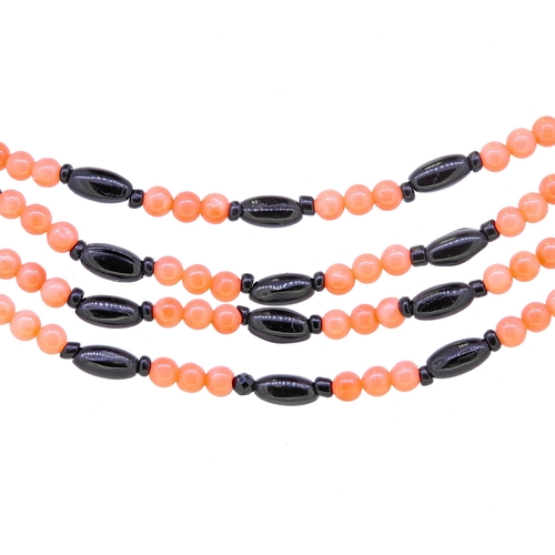 18 - CORAL AND JET NECKLACE, consisting of coral and jet beads. Coral approx. 4.2 - 4.5 mm. L. 118 cm. 31... 