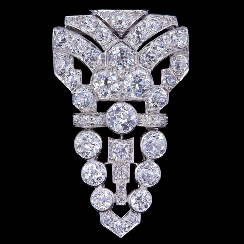 30 - IMPORTANT DIAMOND CLIP BROOCH, of stylized elongated triangular design. Set with old cut diamonds, a... 