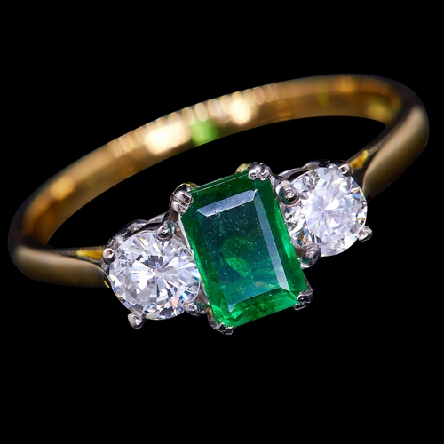 52 - EMERALD AND DIAMOND DRESS RING, in 18 ct. gold. Set with a central emerald of approx. 0,55 ct. Flank... 