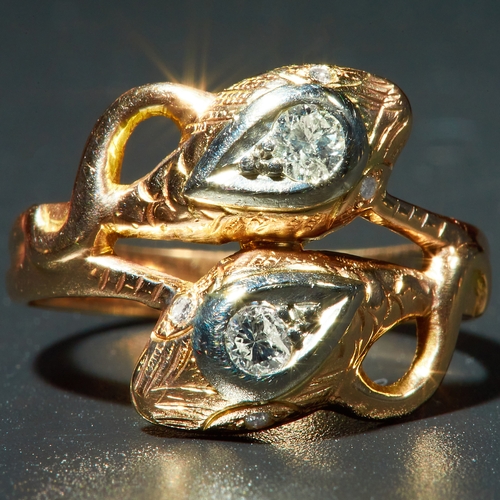 26 - ANTIQUE DIAMOND DOUBLLE SNAKE TWIST RING, designed as 2 snake's heads, each set with a diamond, tota... 