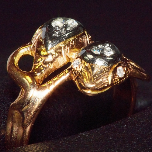 26 - ANTIQUE DIAMOND DOUBLLE SNAKE TWIST RING, designed as 2 snake's heads, each set with a diamond, tota... 