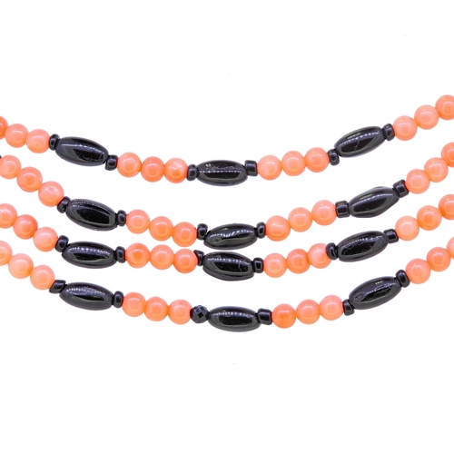 172 - CORAL AND JET NECKLACE, consisting of coral and jet beads. Coral approx. 4.2 - 4.5 mm. L. 118 cm. 31... 