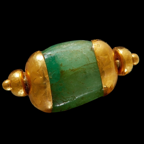 172 - RARE ARCHAIC STYLE EMERALD GOLD RING, in 22 ct. gold. Set with an emerald of approx. 18.4 x 13.1 x 9... 