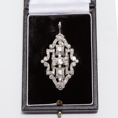 1 - IMPORTANT DIAMOND BROOCH/PENDANT, in precious white metal. Of part openwork design, throughout set w... 