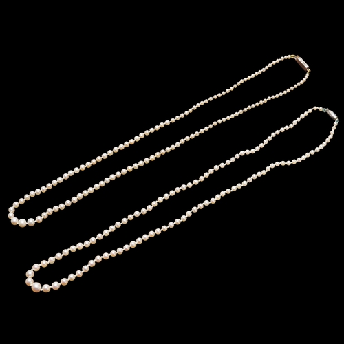 25 - TWO SINGLE STRAND PEARL NECKLACES. both necklaces L 40 cm. 10.4 grams.