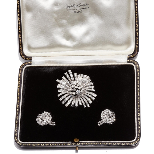 313 - IMPORTANT ART-DECO DIAMOND SUNBURST BROOCH AND PAIR OF EARRINGS, The brooch set with multi cut diamo... 