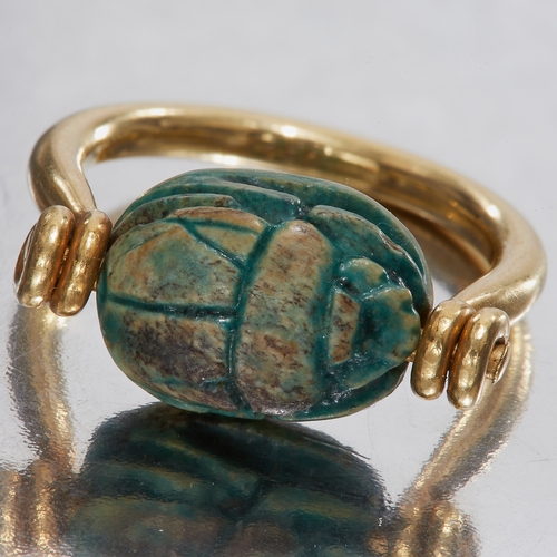 68 - FAIENCE SCARAB SWIVEL RING, in 18 ct. gold. The scarab as a swivel, with carved bottom. Size F. 3.3 ... 