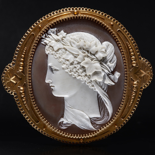 69 - ANTIQUE VICTORIAN CAMEO BROOCH, set to the center with a carved shell cameo depicting a woman in pro... 